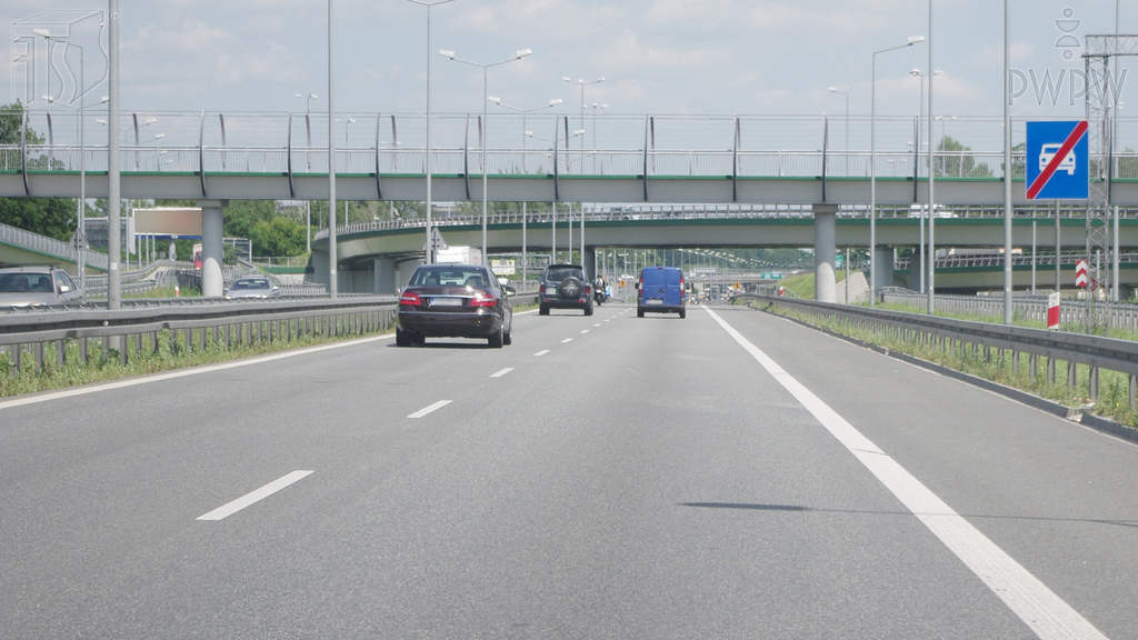 Sytuacja drogowa — pytanie 6846: Jaka jest maksymalna dopuszczalna prędkość, z którą masz prawo jechać drogą za tym znakiem, gdy kierujesz autobusem spełniającym dodatkowe warunki techniczne o dopuszczalnej prędkości do 100 km/h?