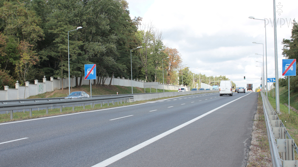 Sytuacja drogowa — pytanie 6847: Jaka jest maksymalna prędkość, z którą masz prawo jechać drogą za tym znakiem, gdy kierujesz autobusem spełniającym dodatkowe warunki techniczne o dopuszczalnej prędkości do 100 km/h?