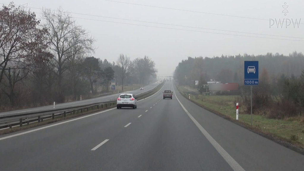 Sytuacja drogowa — pytanie 6849: Jaka jest maksymalna prędkość, z którą masz prawo jechać drogą za tym znakiem, gdy kierujesz autobusem o długości do 6 m?