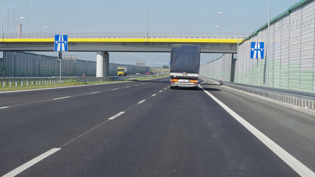 Sytuacja drogowa — pytanie 6853: Jaka jest maksymalna dopuszczalna prędkość, z którą masz prawo jechać drogą za tym znakiem, gdy kierujesz autobusem spełniającym dodatkowe warunki techniczne określone w przepisach?
