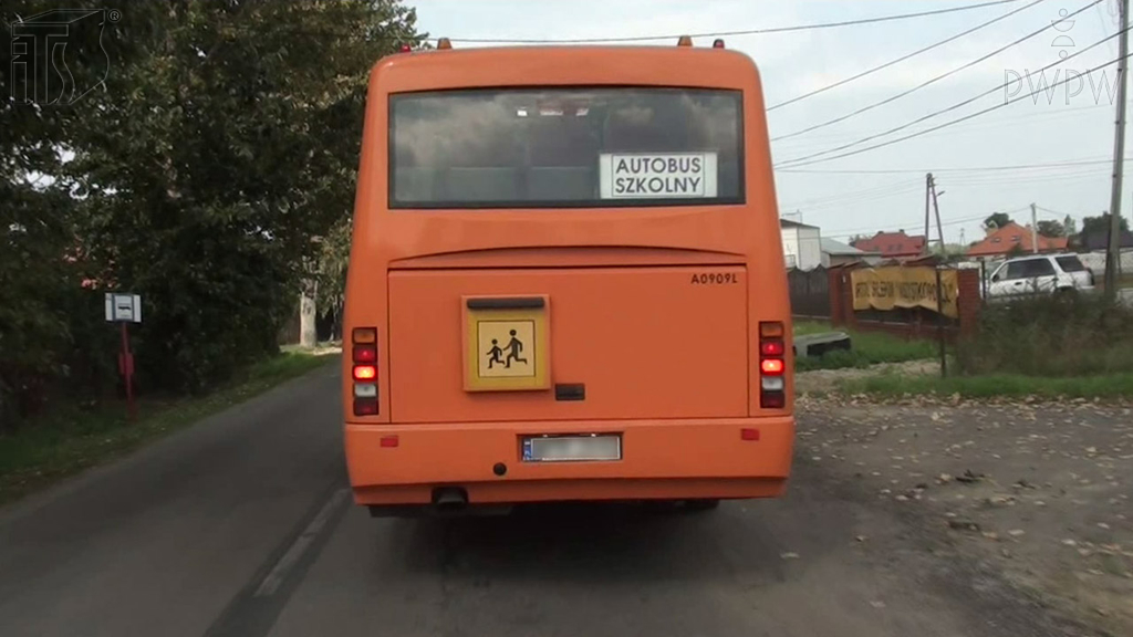 Sytuacja drogowa — pytanie 6854: Który z tych elementów stanowi obowiązkowe wyposażenie autobusu szkolnego?