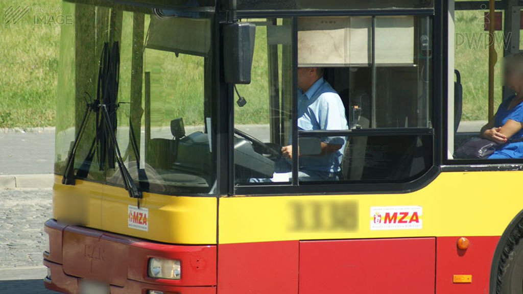 Sytuacja drogowa — pytanie 7661: Który z przedmiotów stanowi obowiązkowe wyposażenie autobusu używanego w komunikacji miejskiej?