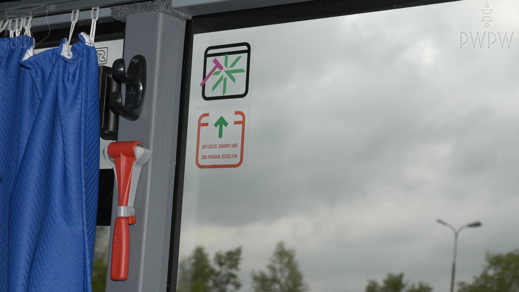 Sytuacja drogowa — pytanie 6856: Czy zanim rozpoczniesz jazdę autobusem wyposażonym w wyjścia awaryjne, masz obowiązek upewnić się, że dostęp do nich nie jest utrudniony?