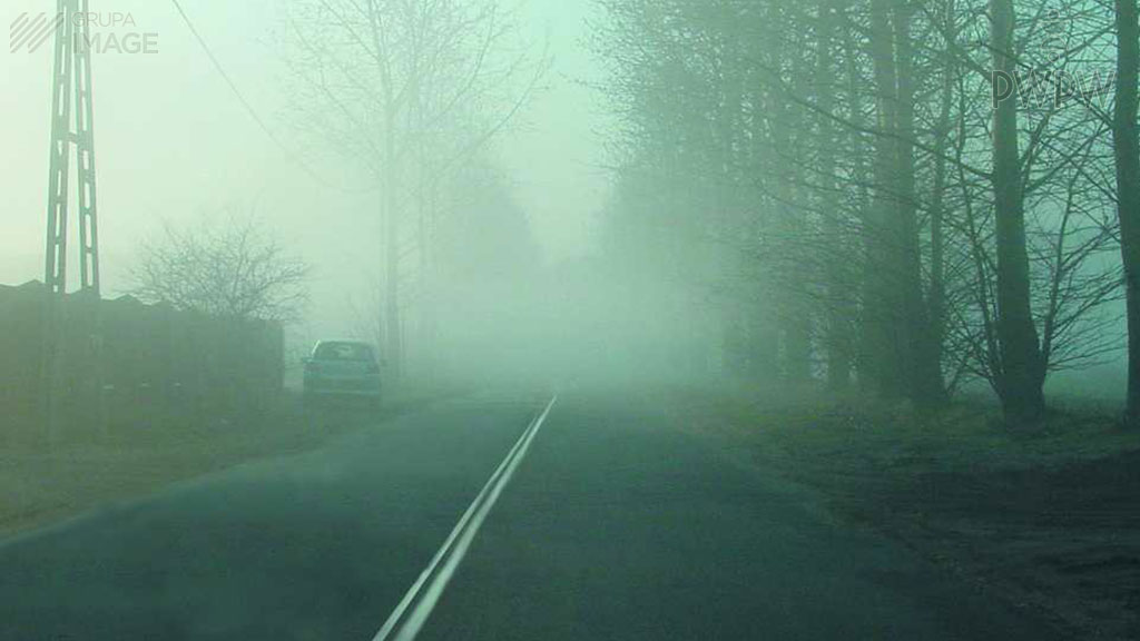 Sytuacja drogowa — pytanie 7673: W którym z wymienionych przypadków masz obowiązek dawać krótkotrwałe sygnały dźwiękowe podczas jazdy autobusem we mgle?