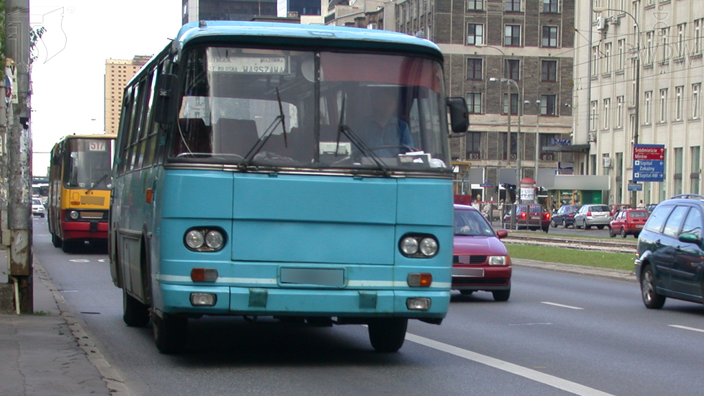Sytuacja drogowa — pytanie 6889: Który z poniższych czynników ma negatywny wpływ na obserwację drogi przez kierującego autobusem?