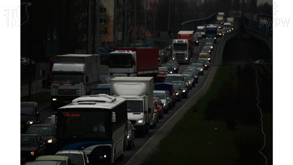 Sytuacja drogowa — pytanie 6891: Kiedy, kierując autobusem, podczas jazdy od zmierzchu do świtu, możesz używać świateł drogowych?