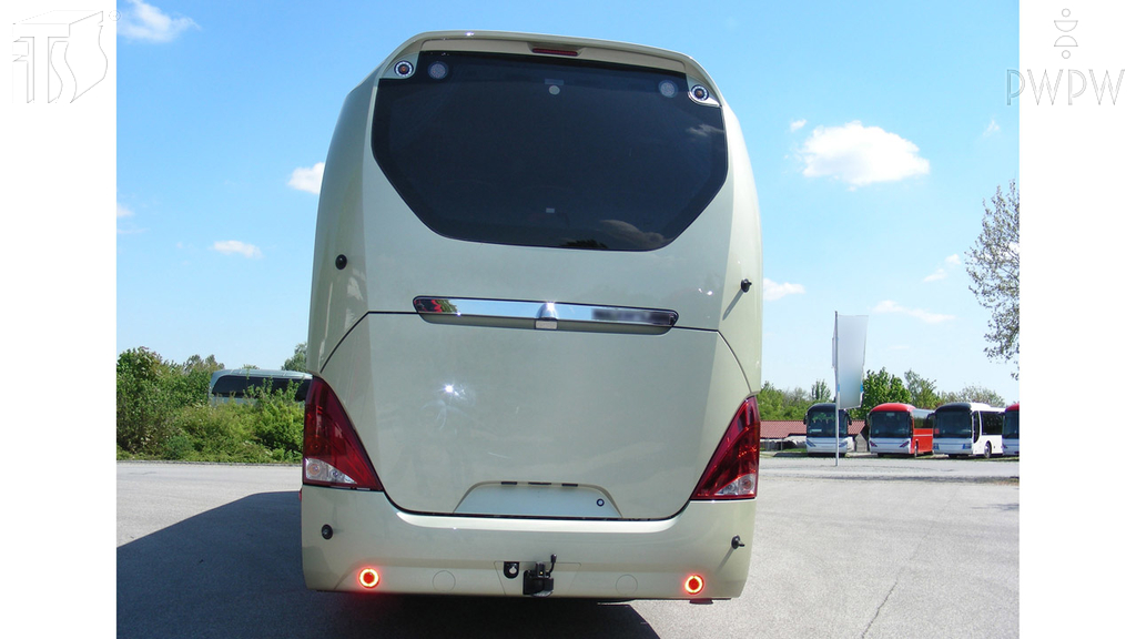 Sytuacja drogowa — pytanie 6892: Kiedy kierując autobusem masz obowiązek wyłączyć tylne światła przeciwmgłowe?