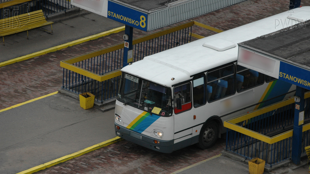Sytuacja drogowa — pytanie 6898: Jaki jest najbardziej efektywny sposób rozpędzania autobusu?