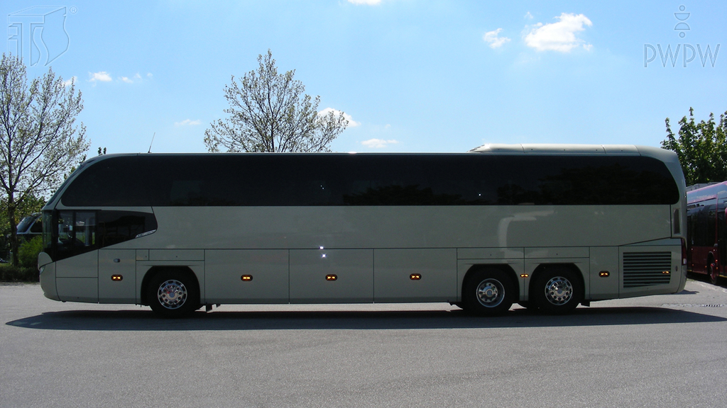 Sytuacja drogowa — pytanie 6903: Co powinien zrobić kierowca autobusu przed rozpoczęciem manewru cofania?