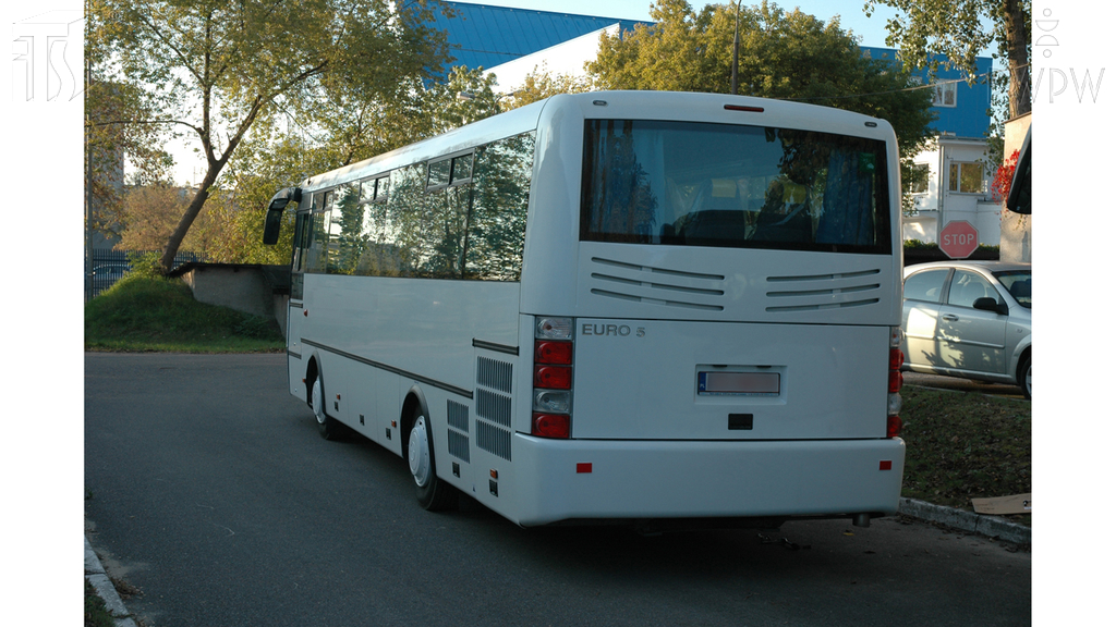 Sytuacja drogowa — pytanie 6904: Którą z wymienionych czynności, kierując autobusem, powinieneś wykonać w celu uzyskania największej skuteczności hamowania silnikiem?