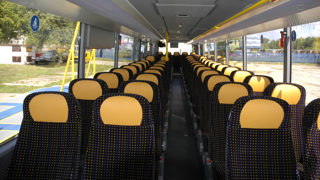 Sytuacja drogowa — pytanie 6907: Czy osoba dorosła przewożona autobusem na siedzeniu wyposażonym w pasy bezpieczeństwa ma obowiązek z nich korzystać?