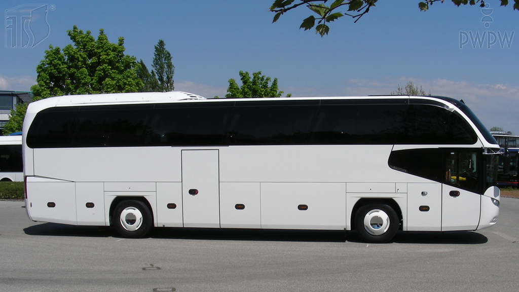 Sytuacja drogowa — pytanie 6909: Gdzie powinien być przewożony bagaż w autobusie turystycznym?