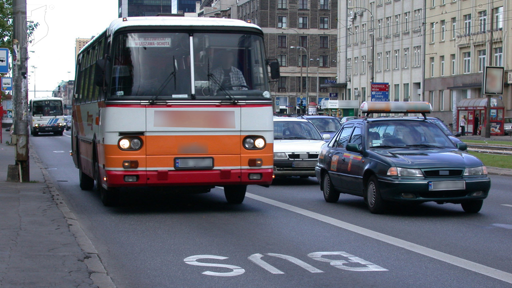 Sytuacja drogowa — pytanie 6912: Czego nie wolno Ci robić kierując autobusem przewożącym osoby?