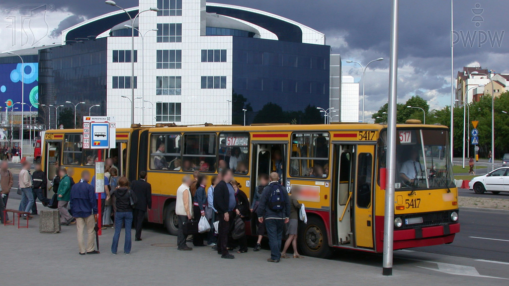 Sytuacja drogowa — pytanie 6913: Co masz obowiązek zrobić kierując autobusem przewożącym osoby przed ruszeniem z miejsca postoju?