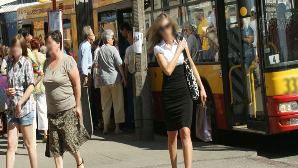 Sytuacja drogowa — pytanie 7664: W jakim celu używa się hamulca przystankowego w autobusie?