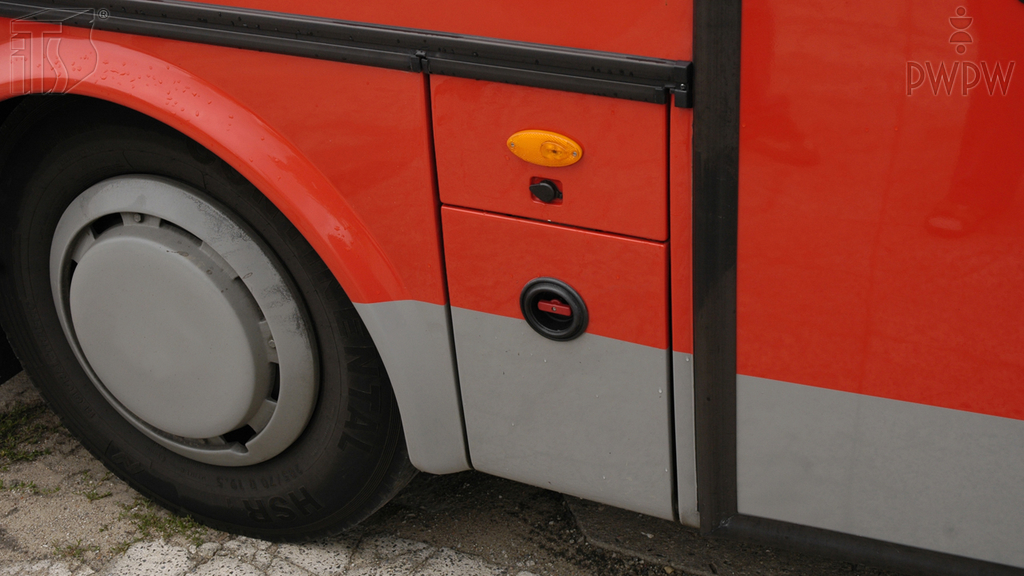 Sytuacja drogowa — pytanie 6922: Jakie niezbędne czynności powinien wykonać kierowca autobusu w czasie wymiany koła?