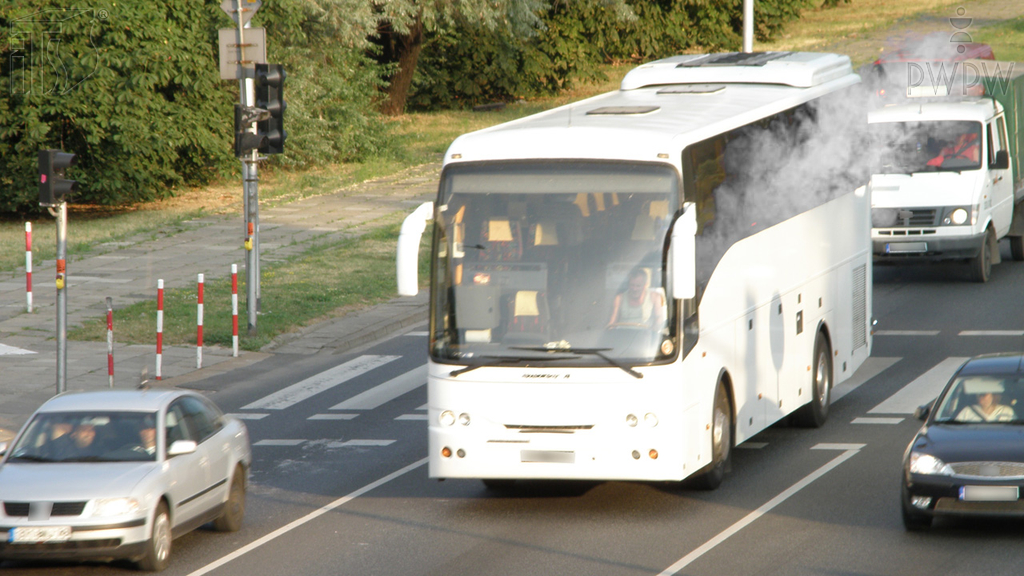 Sytuacja drogowa — pytanie 6938: Jak się powinieneś zachować, gdy wewnątrz autokaru, którym kierujesz, wybuchł pożar?