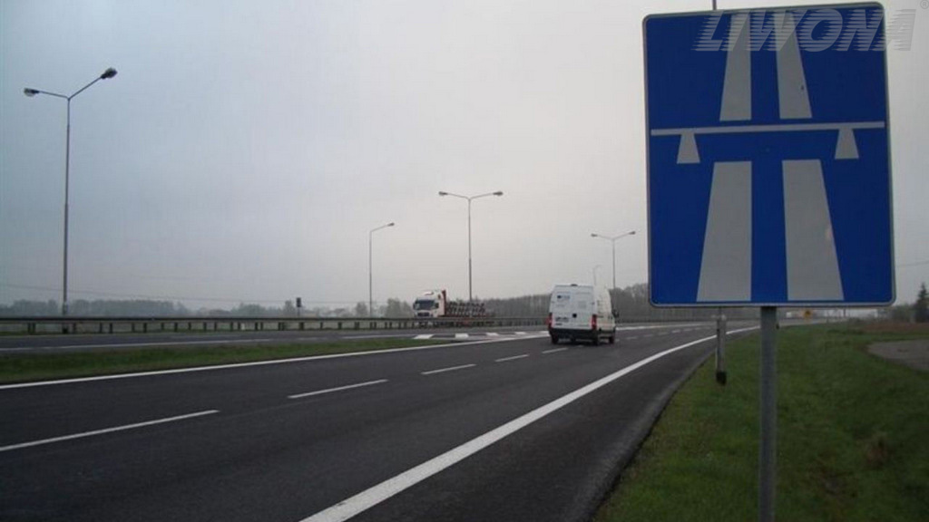 Sytuacja drogowa — pytanie 10080: Czy dopuszczalne jest holowanie samochodem osobowym na autostradzie do najbliższego wyjazdu lub miejsca obsługi podróżnych?