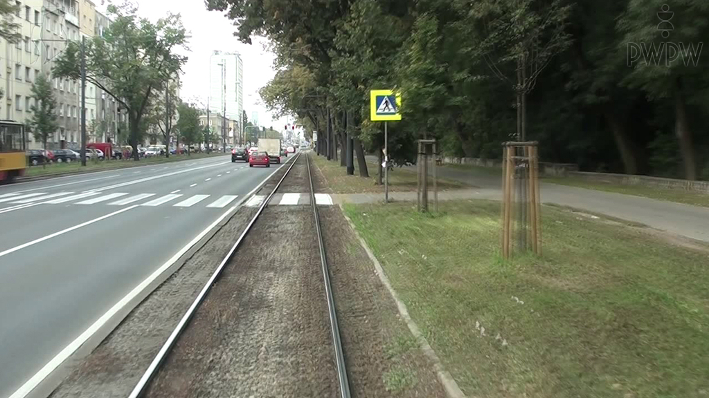 Sytuacja drogowa — pytanie 6966: Czy w tej sytuacji masz prawo kontynuować jazdę pomimo braku sygnalizatora tramwajowego?