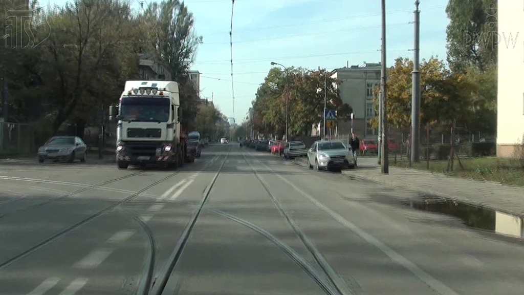 Sytuacja drogowa — pytanie 7001: Czy w tej sytuacji, skręcając w lewo do zajezdni, masz obowiązek ustąpić pierwszeństwa pojazdowi nadjeżdżającemu z przeciwka?