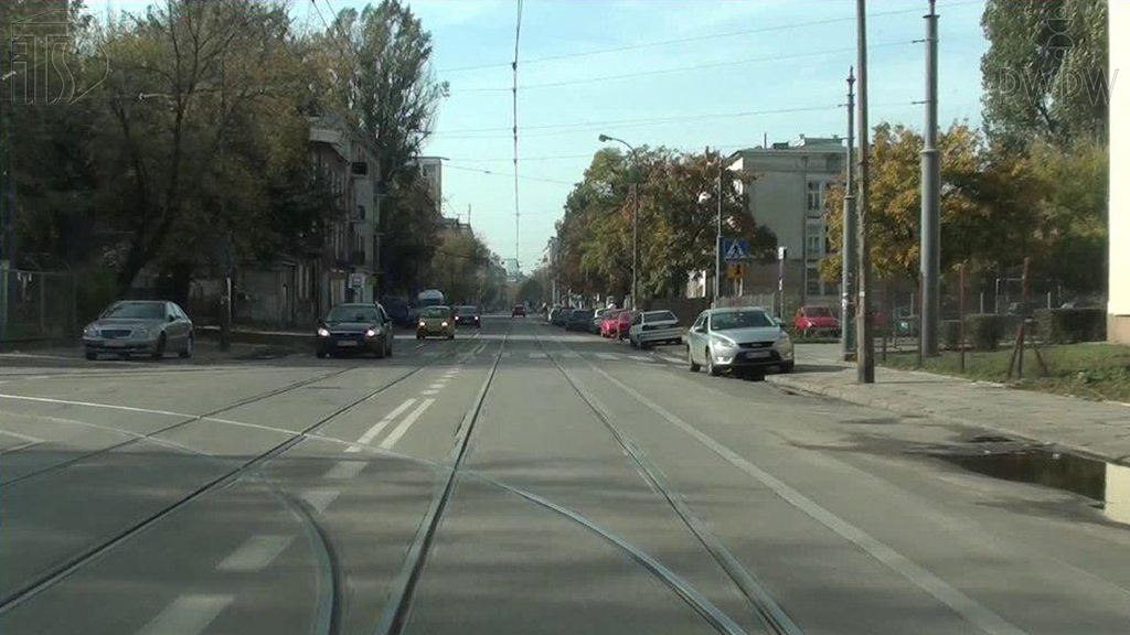 Sytuacja drogowa — pytanie 7004: Czy w tej sytuacji podczas skrętu w lewo masz obowiązek ustąpić pierwszeństwa pojazdom nadjeżdżającym z przeciwka?