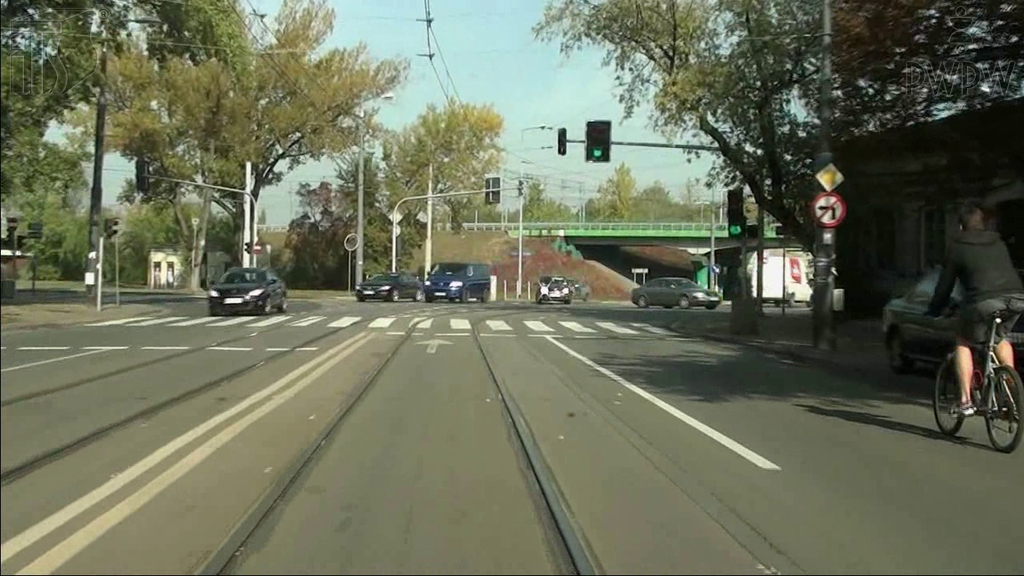Sytuacja drogowa — pytanie 7010: Czy w tej sytuacji, kierując tramwajem, masz prawo wyprzedzić rowerzystę bezpośrednio przed oznakowanym przejściem dla pieszych?