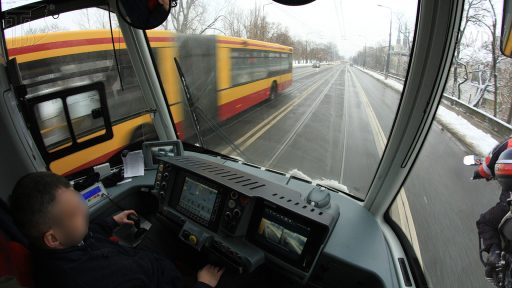 Sytuacja drogowa — pytanie 7013: Czy w tej sytuacji masz prawo wyprzedzić motocyklistę zachowując odstęp 1 m?