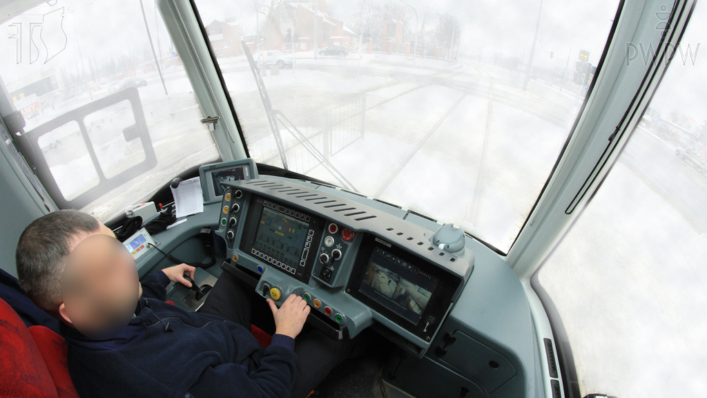 Sytuacja drogowa — pytanie 7020: Czy kierując tramwajem podczas zatrzymania wynikającego z warunków ruchu drogowego w warunkach zmniejszonej przejrzystości powietrza, możesz używać świateł przeciwmgłowych przednich?