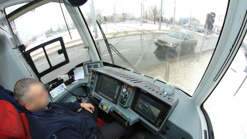 Sytuacja drogowa — pytanie 7021: Czy podczas zatrzymania tramwaju, które wynika z warunków ruchu drogowego, masz obowiązek włączyć światła awaryjne?