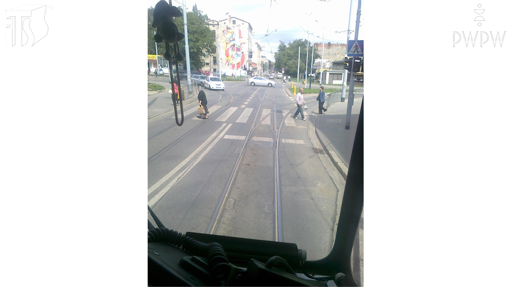 Sytuacja drogowa — pytanie 7034: Czy w tej sytuacji masz obowiązek zatrzymać się w miejscu wskazanym przez linię warunkowego zatrzymania?