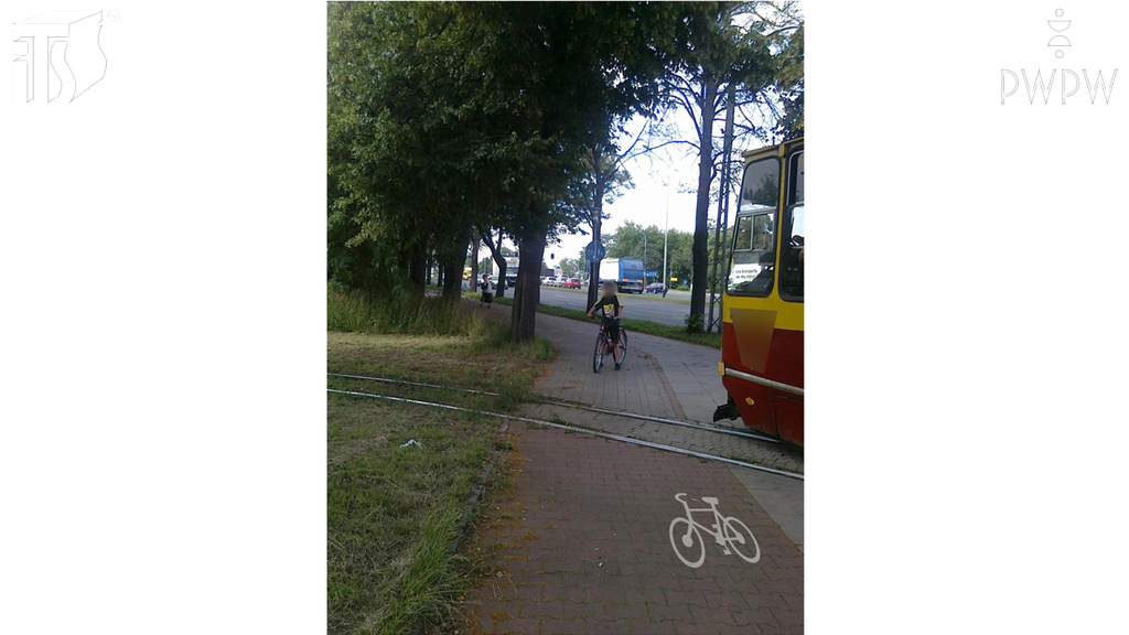 Sytuacja drogowa — pytanie 7040: Czy w tej sytuacji, kierując tramwajem, masz obowiązek ustąpić pierwszeństwa rowerzyście, który jedzie drogą dla rowerów?