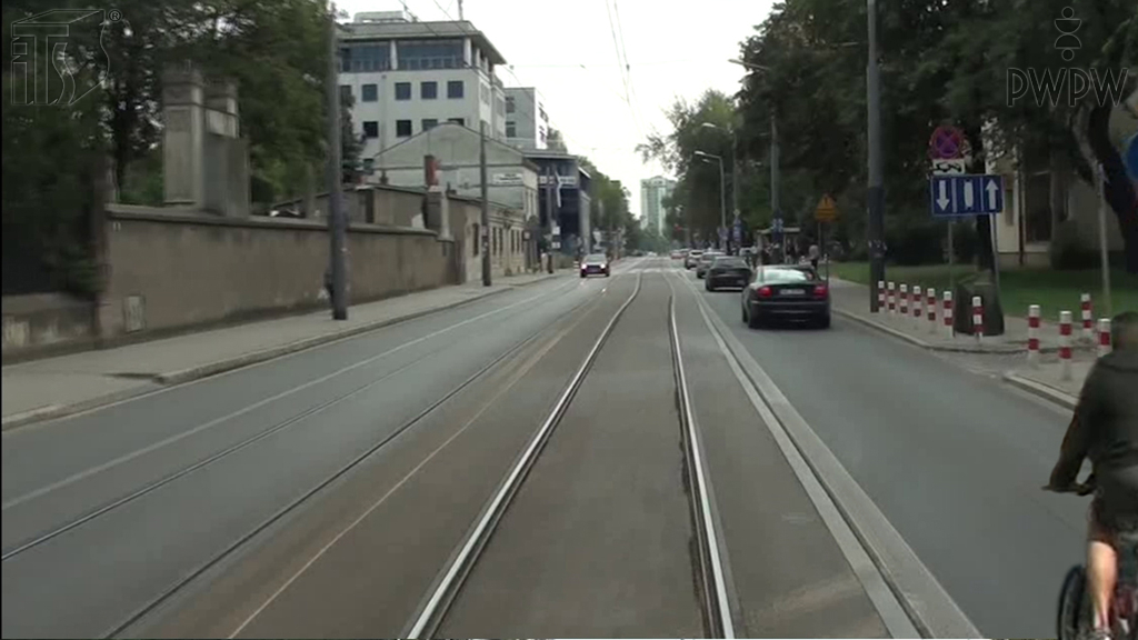 Sytuacja drogowa — pytanie 7041: Czy masz prawo wyprzedzić rowerzystę, jeśli odstęp tramwaju od niego wynosi 0,5 m?