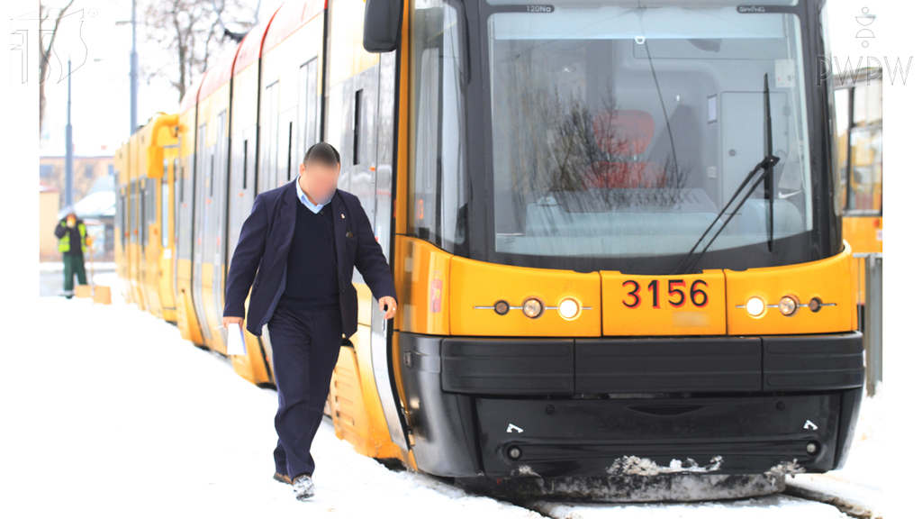 Sytuacja drogowa — pytanie 7044: Czy masz obowiązek zabezpieczyć tramwaj przed możliwością samoczynnego ruszenia w przypadku, gdy zamierzasz się od niego oddalić?