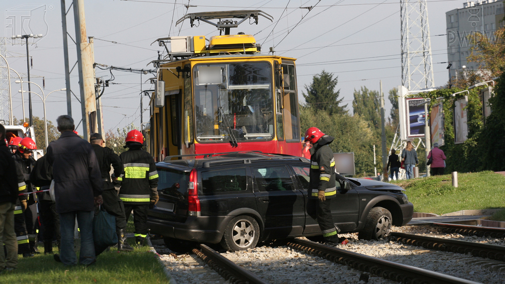 Sytuacja drogowa — pytanie 7046: Czy uczestnicząc w wypadku drogowym, w którym są ranni, masz prawo oddalić się z miejsca zdarzenia po wezwaniu służb ratunkowych?