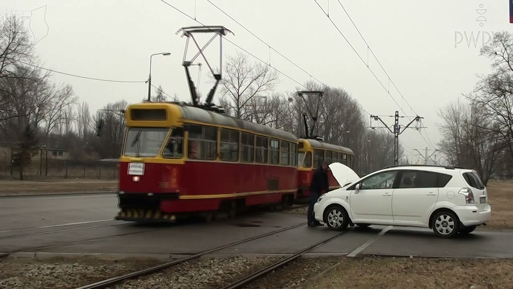 Sytuacja drogowa — pytanie 7049: Czy uczestnicząc w wypadku drogowym, w którym nie ma zabitych lub rannych, masz obowiązek wezwać Policję?