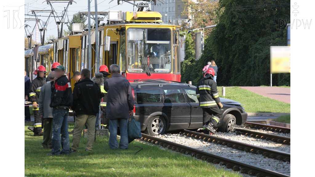 Sytuacja drogowa — pytanie 7053: Czy uczestnicząc w wypadku drogowym masz obowiązek podać swoje dane personalne na żądanie pasażera tramwaju uczestniczącego w tym wypadku?