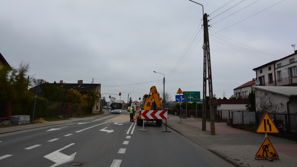 Sytuacja drogowa — pytanie 11409: Czy w tej sytuacji powinieneś założyć, że zza pojazdu wykonującego roboty drogowe, może niespodziewanie na jezdnię wejść osoba wykonująca prace remontowe?