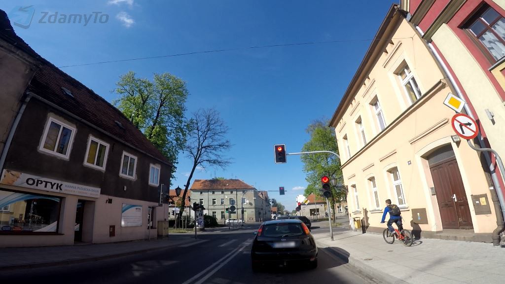 Sytuacja drogowa — pytanie 8988: Jaki odstęp od poprzedzającego pojazdu musisz utrzymać stojąc przed skrzyżowaniem i czekając na sygnał zielony?