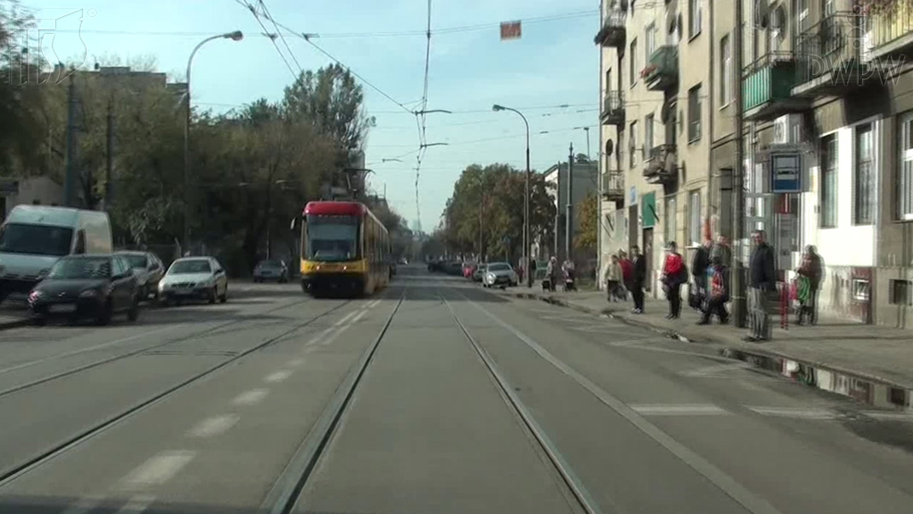 Sytuacja drogowa — pytanie 7068: W jakiej sytuacji najtrudniej jest ocenić odległość od omijanego, zaparkowanego pojazdu?