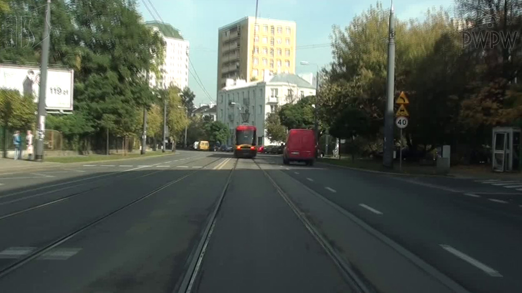 Sytuacja drogowa — pytanie 7069: Jaki odstęp należy zachować od poprzedzającego tramwaju?