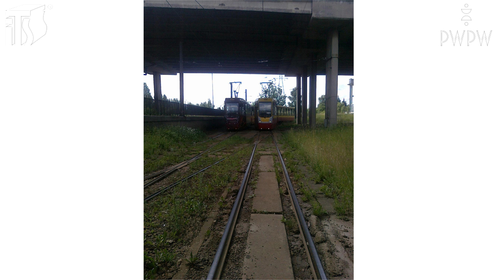 Sytuacja drogowa — pytanie 7071: Czy w tej sytuacji jednoczesna jazda obu tramwajów na wprost jest dozwolona?