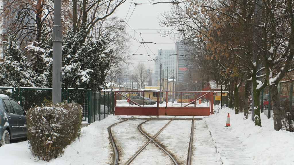 Sytuacja drogowa — pytanie 7074: Co może być przyczyną nadmiernego poślizgu tramwaju podczas rozruchu i hamowania?