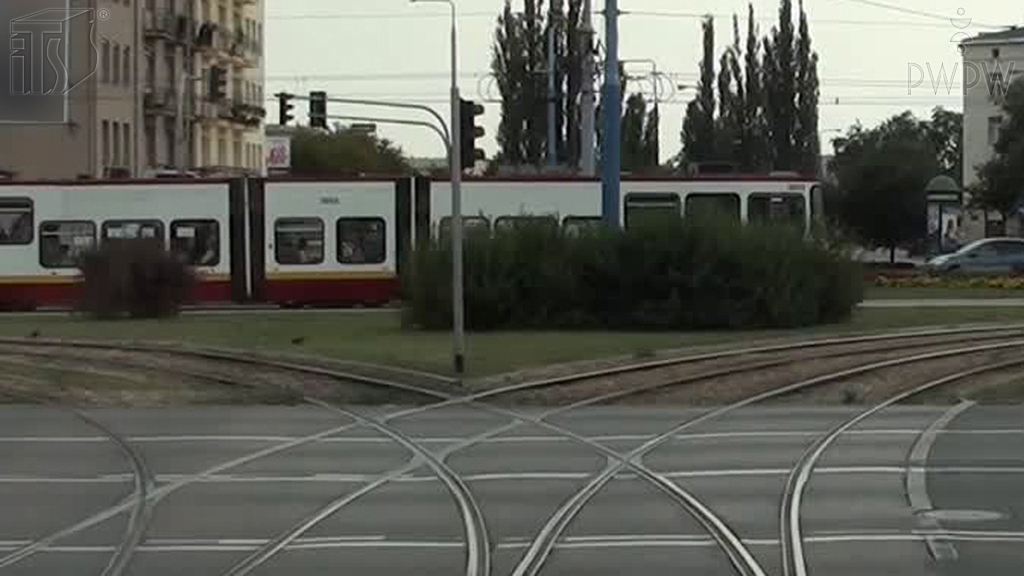 Sytuacja drogowa — pytanie 7082: Co należy uwzględnić podczas przejazdu przez krzyżownicę tramwajową?