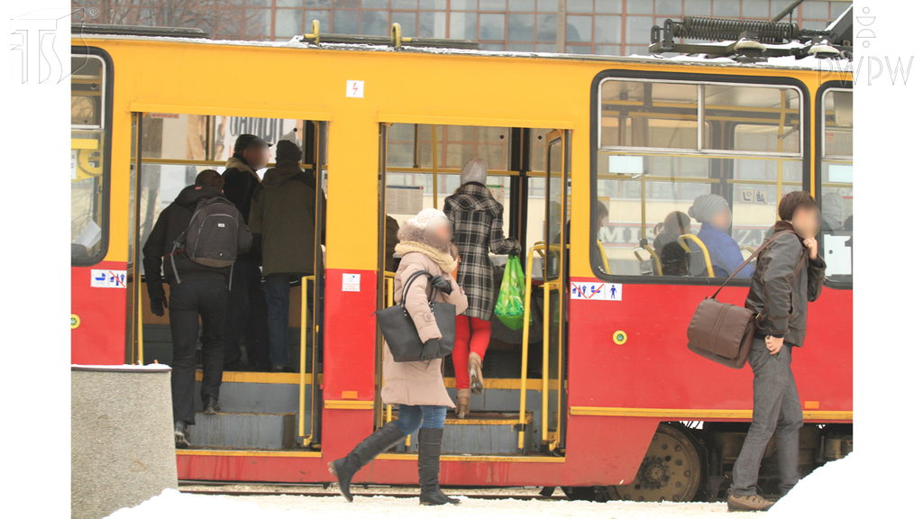 Sytuacja drogowa — pytanie 7093: Czy możesz kontynuować jazdę z pasażerami, po stwierdzeniu awarii mechanizmu zamykania drugich drzwi, w pierwszym wagonie?