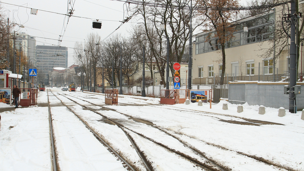 Sytuacja drogowa — pytanie 7094: Których z podanych rodzajów hamulców, nie można sprawdzić na terenie zajezdni?