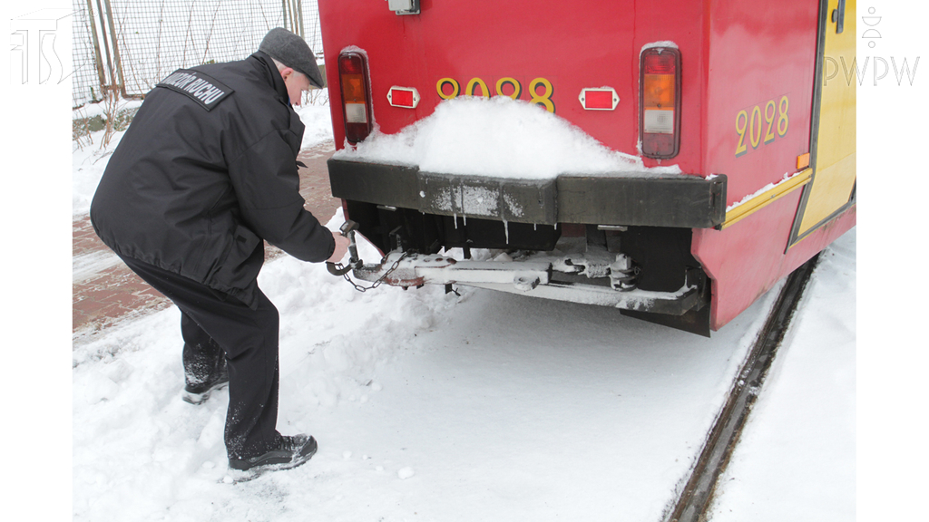 Sytuacja drogowa — pytanie 7117: O czym należy pamiętać przed rozpoczęciem holowania  składu tramwajów, uszkodzonego w wyniku kolizji?