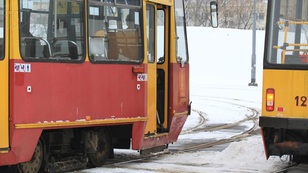 Sytuacja drogowa — pytanie 7119: O czym należy pamiętać podczas spychania uszkodzonego w wyniku kolizji składu tramwajów?