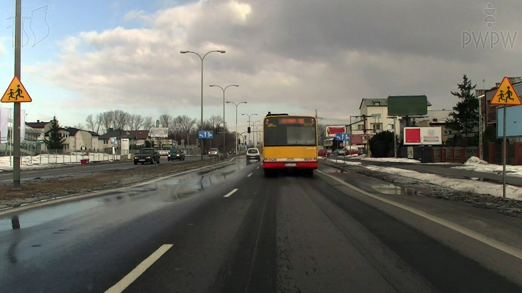 Sytuacja drogowa — pytanie 1003: Czy w przedstawionej sytuacji jesteś ostrzegany o miejscu na drodze szczególnie często uczęszczanym przez dzieci lub o bliskości takiego miejsca?