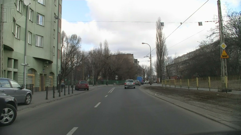 Sytuacja drogowa — pytanie 3667: Czy zbliżając się do przejazdu tramwajowego, masz obowiązek upewnić się, czy nie nadjeżdża pojazd szynowy?