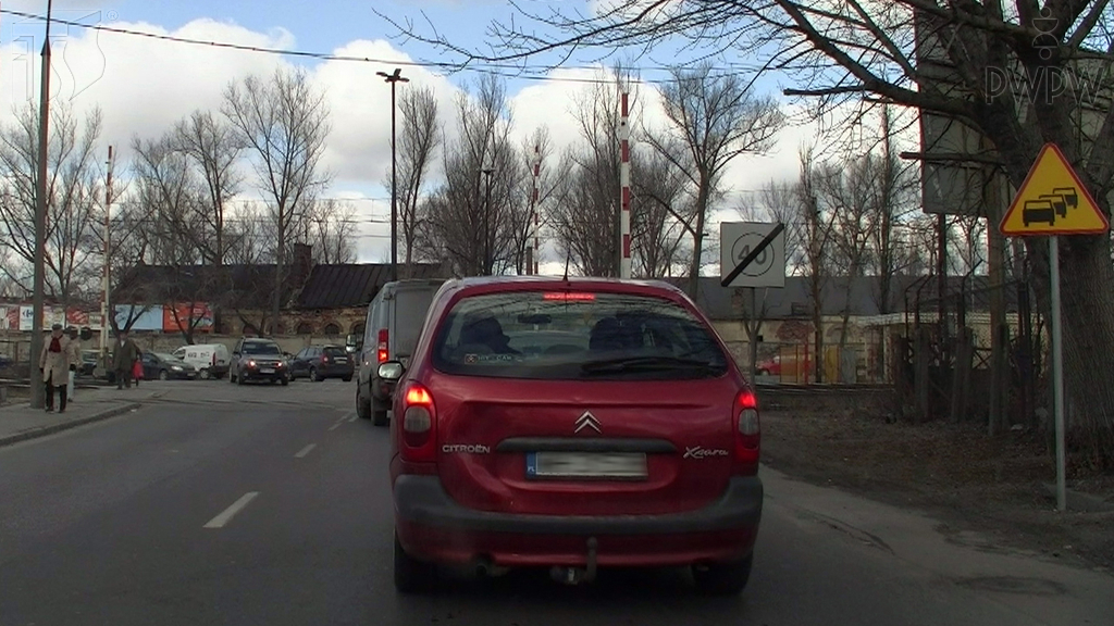 Sytuacja drogowa — pytanie 1203: Czy w przedstawionej sytuacji jesteś ostrzegany o częstym występowaniu zablokowania ruchu pojazdów (korka)?